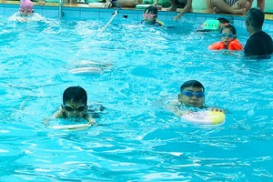 小學生們在學習游泳。（圖：隆安報）