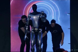 特斯拉人形機器人“擎天柱”亮相