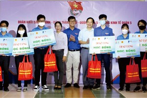 組委會向第五郡環境清寒的青年頒發獎學金。