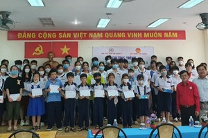 獲獎大、中、小學生與組委會合影。