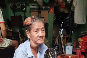 鄧秀霞大娘頭頂的腫瘤爆裂了。