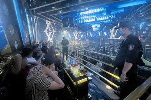 圖為9月18日晚，職能力量檢查團對LV俱樂部酒吧進行突檢時的現場。