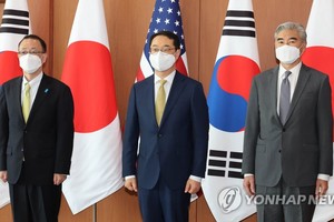 資料圖片：6月3日，在首爾鐘路區的外交部大樓，韓國外交部韓半島和平交涉本部長金健（中）同美國國務院對朝政策特別代表星·金（右）和日本外務省亞大局局長船越健裕舉行三邊會談。圖為三方在會談開始前合影留念。（圖：韓聯社）