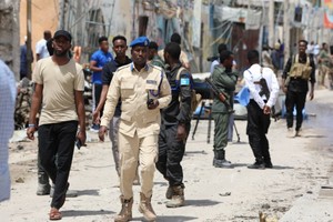 圖為 8月21日，警察在索馬里摩加迪沙遇襲酒店附近警戒。（圖：新華社）