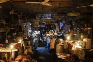 孟加拉發生大停電，市集陷入一片漆黑。（圖：AP）