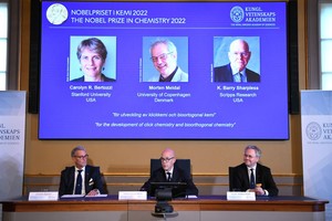 在瑞典斯德哥爾摩拍攝的2022年諾貝爾化學獎公佈現場。（圖：新華社）