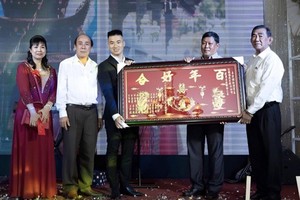 張滿燕（左一）與長子江建昌(左三)接受六桂堂 宗祠贈送祝賀金牌後，並向該宗祠捐款。