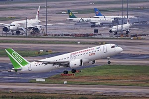 一架C919客機正在起飛。（圖：互聯網）