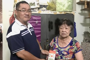 羅展明副組長向朱淑玲老師轉交善款。