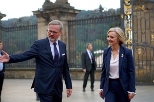 捷克總理菲亞拉迎接前來參加首屆歐洲政治共同體領導人會議的英國首相伊莉莎白‧特拉斯（右）。