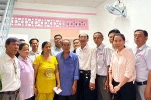 地方領導和茶園護國觀音廟理監事會 代表向貧困戶移交溫情屋。