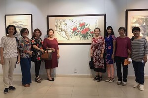 觀眾在張漢明生前最後一幅作品前拍照留念。