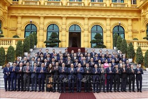 國家主席阮春福與模範國企代表合影。