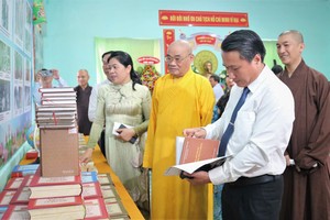 代表、僧尼和佛教信徒參觀在第七郡龍華寺的胡志明文化空間。