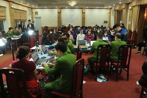 公安為人民辦理芯片公民身份證簽發手續。