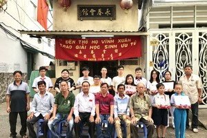 永春會館理事與領取獎學金子弟合照留念。