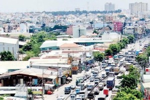 本市平新郡1A號國道的擁堵車流。