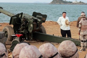 朝鮮國務委員會委員長金正恩視察「核戰術」演習。（圖：朝中社）