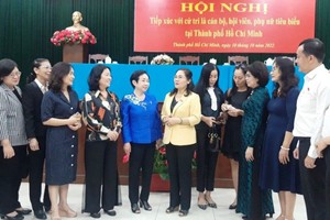 市人民議會主席阮氏麗與婦女代表交談。（圖：阮元）