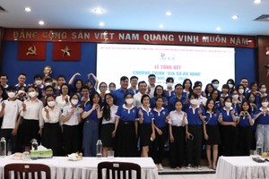 參與2021-2022學年度“藍衫導師”活動的志願大學生在總結會議上合影留念。