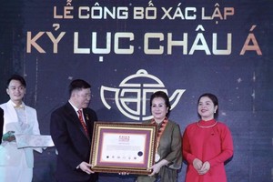 本市收藏家吳氏清心（右二）榮獲亞洲紀錄認證書。