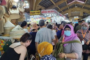 國際遊客對濱城市場工藝品店鋪擺賣的產品很感興趣。（圖：秀苑）