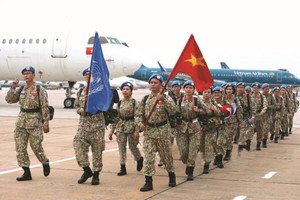 越南各一號工兵士兵和四號二級野戰醫院啟程執行任務。（圖：越通社）