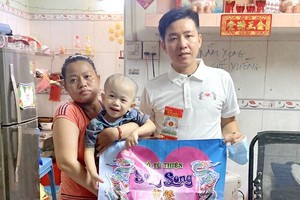 雙龍慈善組顧問曾廣健向黃天龍母子轉交1000萬元。