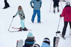 圖為 2020年7月4日，人們在新西蘭北島中部華卡帕帕滑雪場滑雪。（圖：新華社）