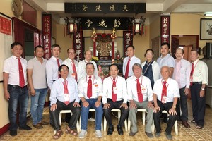 各位理監事在祭祖上合照。