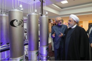 2021年，時任伊朗總統哈桑·魯哈尼（右）了解國內核技術。（圖：歐洲通訊社）