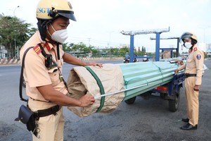 違反交規被扣押的一輛三輪車。