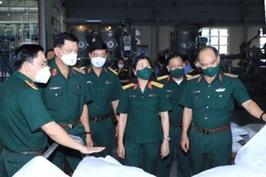 第七軍區司令部領導探望７號紡織品成衣股份公司。