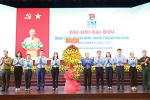 市委副書記阮文孝（中）出席大會並贈送鮮花表示祝賀。（圖：TPO）