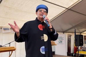 法國唱作人傑拉德‧艾達。