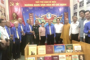 守德市領導與七府關帝廟理監事在“胡志明文化空間”留影。