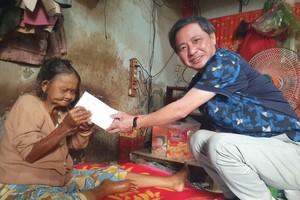 羅國均理事長將善款贈送給羅四妹大娘。