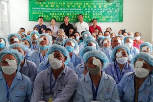 第五郡文化中心健身院慈善組代表團(後排)與完成眼科手術人士合照。