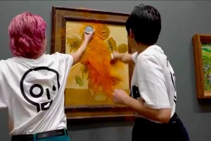 兩名女子把番茄汁潑向名畫。（圖：互聯網）