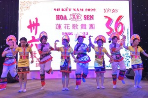 蓮花歌舞團載歌載舞賀團慶。