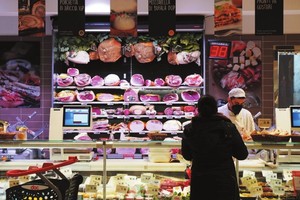 顧客在意大利羅馬的一家超市購物。（圖：新華社）