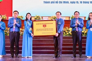 市委書記阮文年向市年輕人贈送“本市年輕人愛國-團結- 衝擊-創新-融入”銅牌匾。