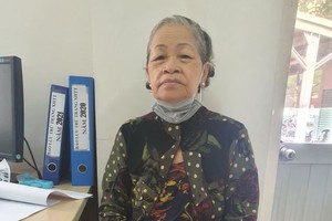 裴氏金在講述自己的家境。