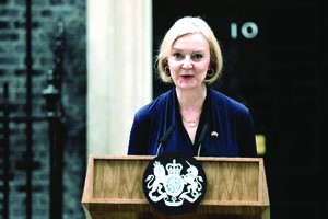 10月20日，特拉斯在倫敦唐寧街10號首相府門前宣佈辭去英國首相職務和保守黨黨首職務。