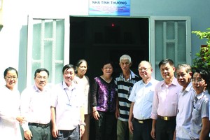 諸位領導和穗城會館理事長盧耀南(右四) 向華人貧困戶移交“溫情屋”。