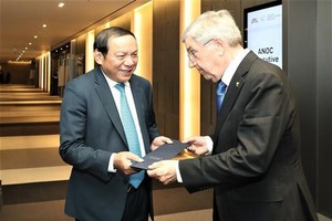 文體與旅遊部長阮文雄（左）會見國際奧委會 主席巴赫。