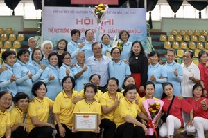 第十一郡高齡人會主任朱杞文（二排中）與得獎隊合照留念。