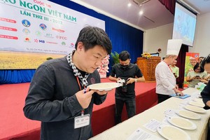 越南廚師協會主席、評委會主任阮常軍分享大米評分。