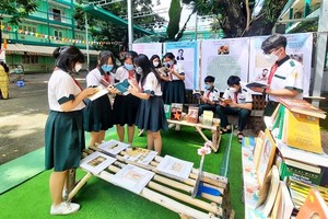 平盛郡何煇習初中學校的學生在設於校園內的胡志明文化空間閱讀關於老人家革命 生涯與事跡的書籍。