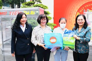 市人民議會主席阮氏麗送禮物給貧困戶。